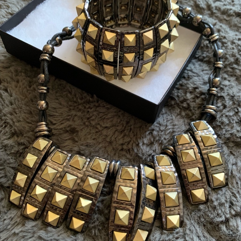 Necklace w. bracelet to match.